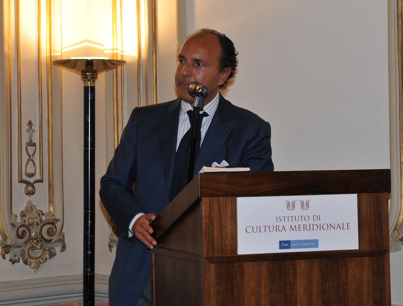 Gennaro Famiglietti al leggio dell'Istituto di Cultura Meridionale