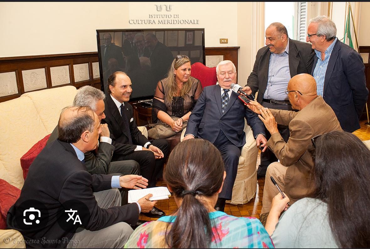 Lech Wałęsa riceve il Premio internazionale People for Culture and Peace all'Istituto