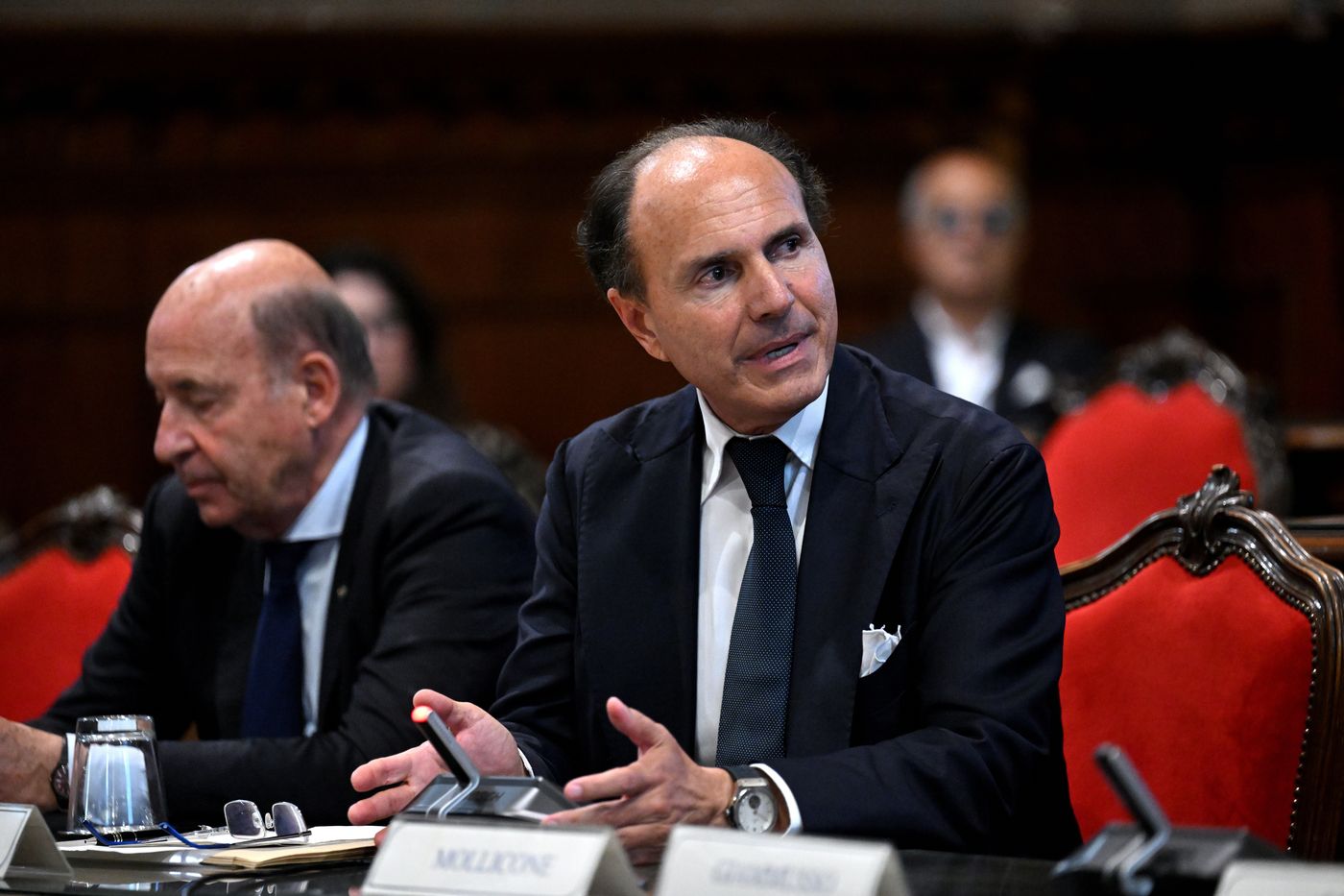Gennaro Famiglietti interviene al tavolo di presidenza durante un incontro della FENCO