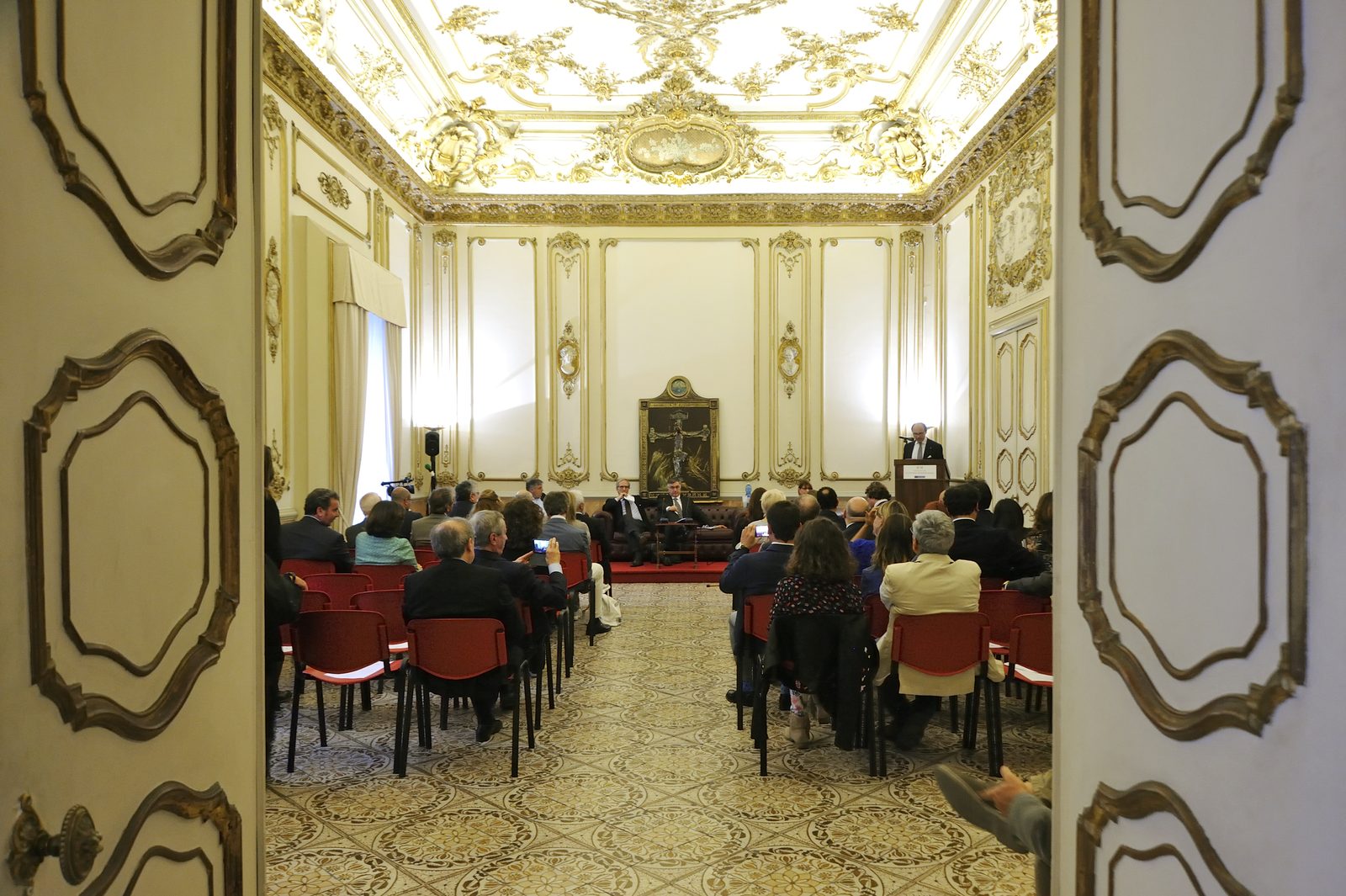 Il salone del piano nobile di Palazzo Arlotta, sede napoletana dell'Istituto