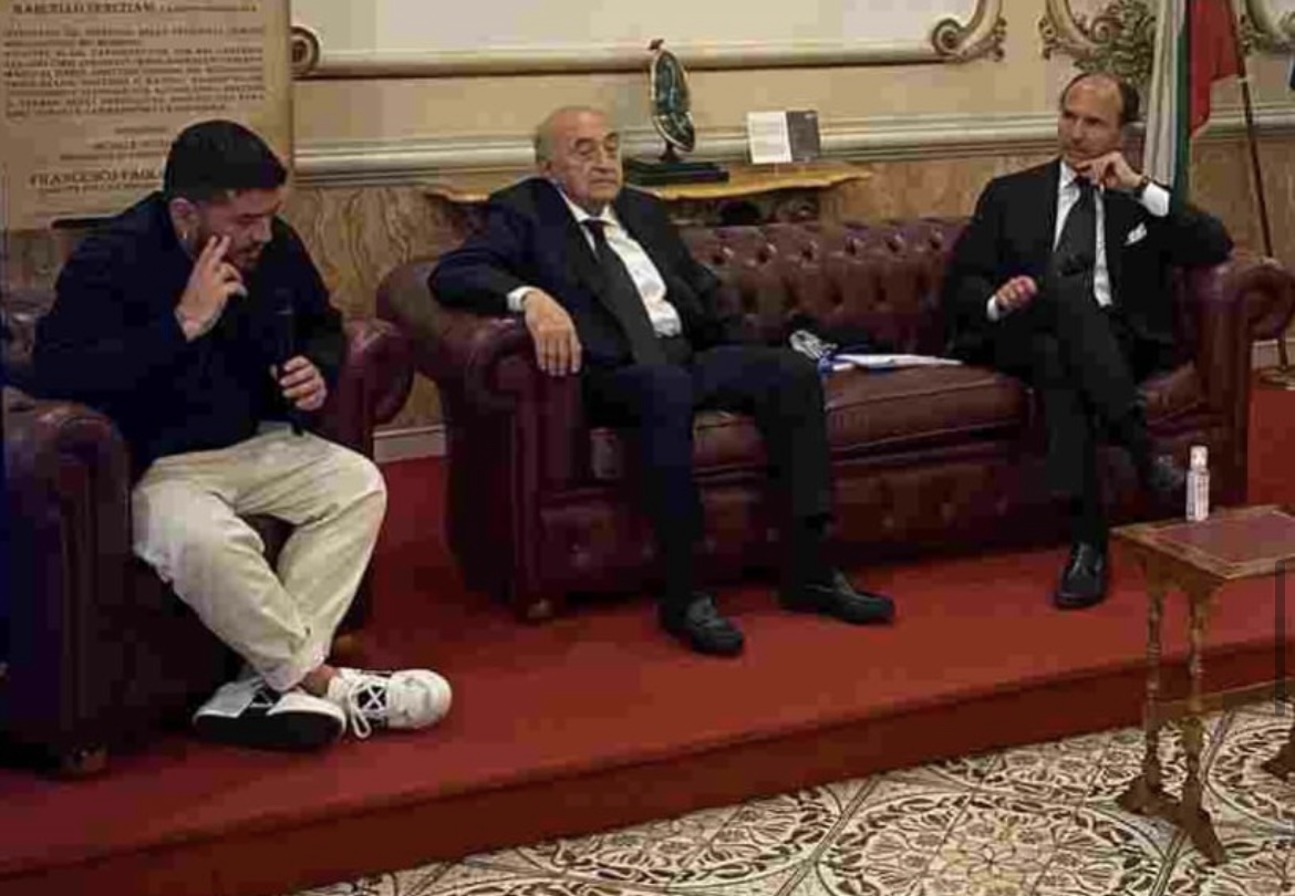 “Maradona per sempre simbolo ed eroe di Napoli”