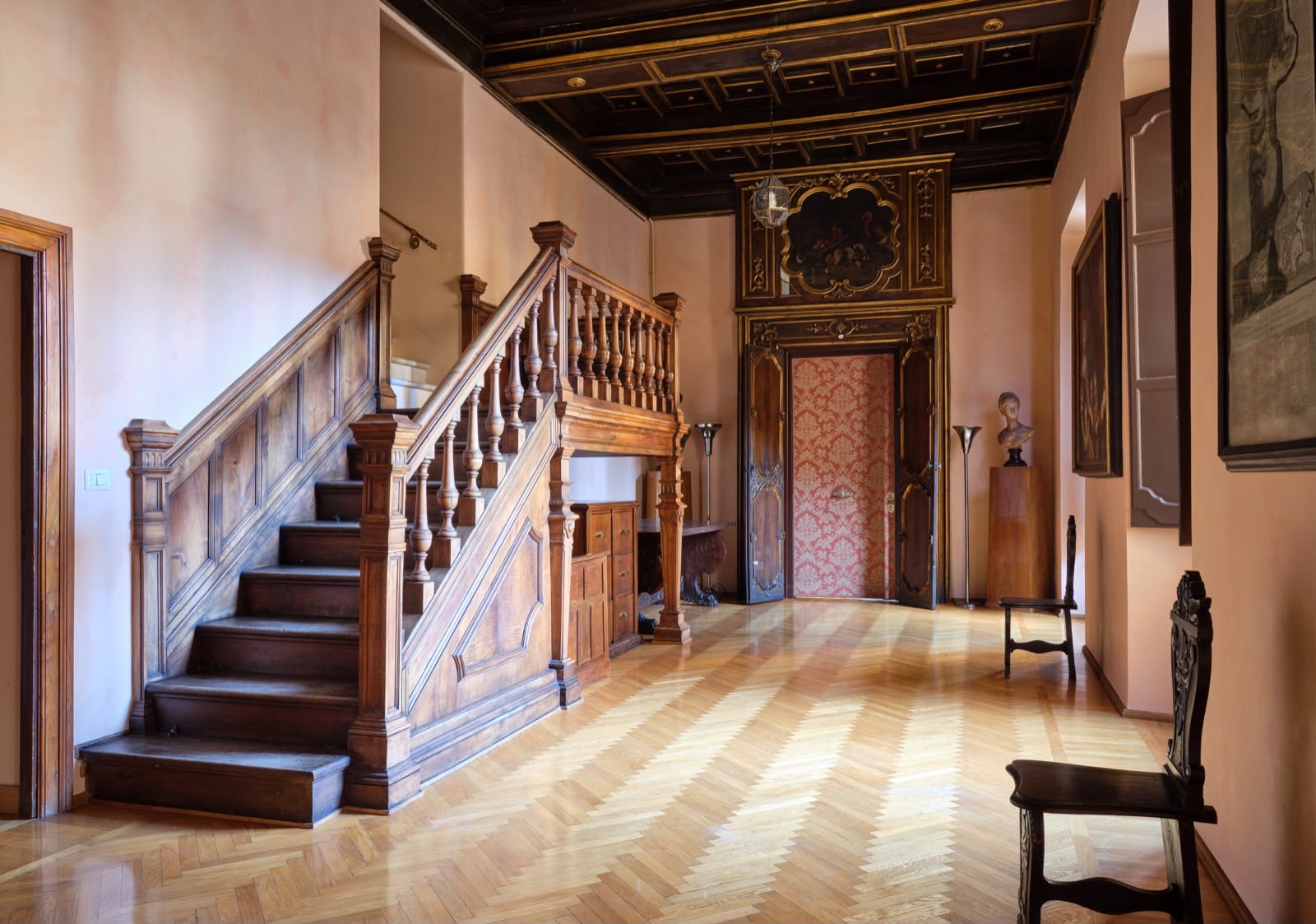 Lo scalone ligneo e il soffitto a cassettoni di Palazzo Caetani, sede romana dell'Istituto