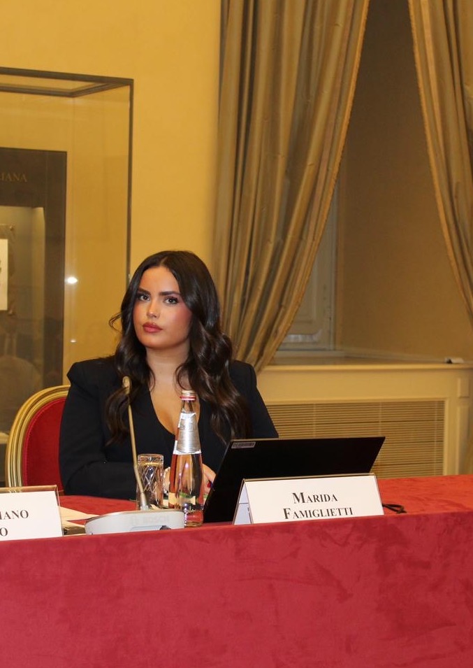 Marida Famiglietti, Vicepresidente dell'Istituto di Cultura Meridionale, al tavolo dei relatori durante un incontro